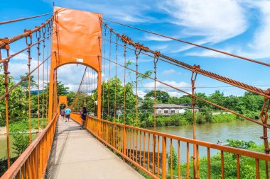 Vang Vieng, Laos. 12 Mayıs 2017: Turuncu renk köprü Jung Mağarası