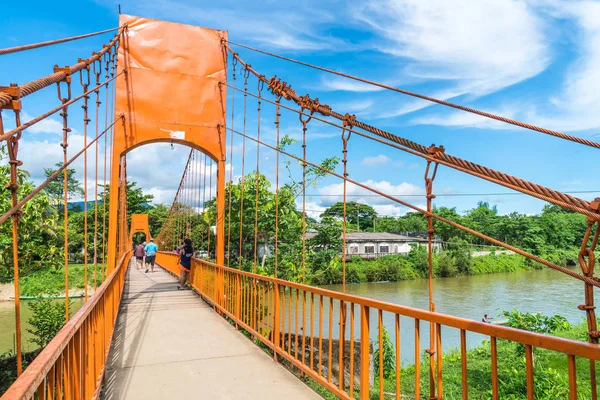 Vang Vieng, Laos. 12 Mayıs 2017: Turuncu renk köprü Jung Mağarası