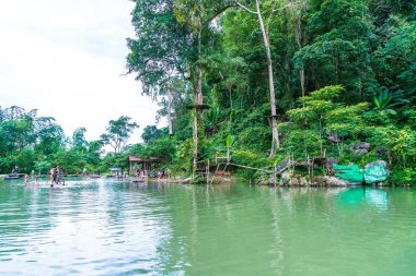 Vangvieng, Laos 13 Mayıs 2017: Turist Blue Lagoon tadını çıkarın