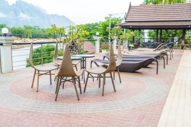 Boş sandalye ve masa açık veranda