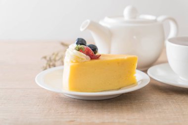 peynirli kek çilek ve yaban mersini