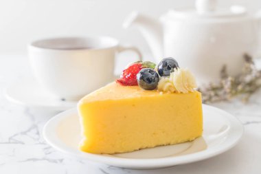 peynirli kek çilek ve yaban mersini