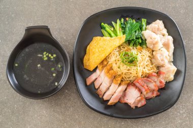 Yumurta noodle kırmızı kızarmış domuz, gevrek domuz eti, köfte ve çorba ile 