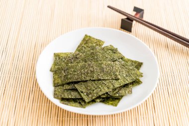 plaka üzerinde kurutulmuş yosun