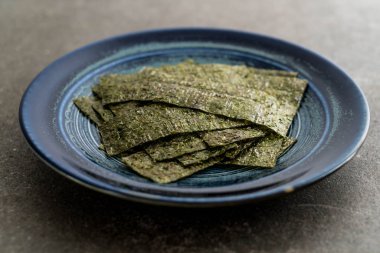 plaka üzerinde kurutulmuş yosun