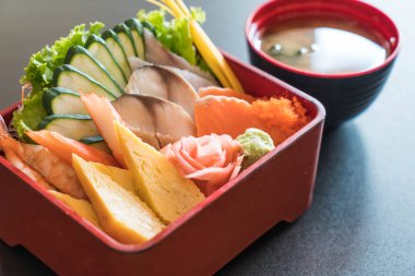 Pirinç bento kutusunda Ham taze sashimi