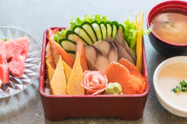 Pirinç bento kutusunda Ham taze sashimi