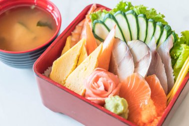 Pirinç bento kutusunda Ham taze sashimi