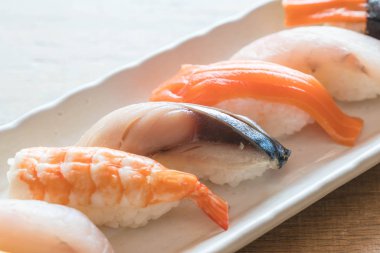 Ham ve taze nigiri suşi beyaz plaka 