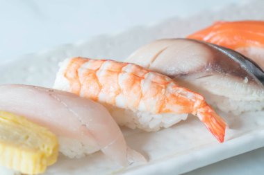 Ham ve taze nigiri suşi beyaz plaka 