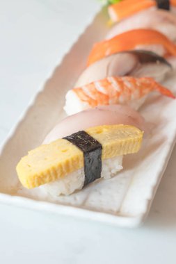 Ham ve taze nigiri suşi beyaz plaka 