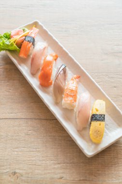 Ham ve taze nigiri suşi beyaz plaka 