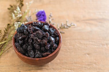 kabın içinde siyah kuru üzüm