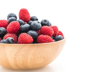 taze yaban mersini ve rasberry beyaz