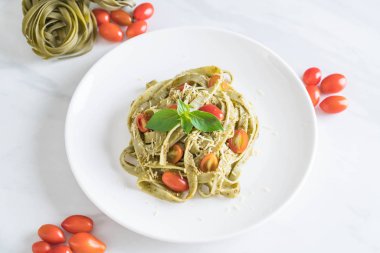 ıspanak fettuccine domates ile