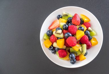 karışık taze meyve (çilek, ahududu, yaban mersini, kivi, mang