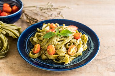 ıspanak fettuccine domates ile