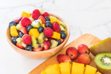 karışık taze meyve (çilek, ahududu, yaban mersini, kivi, mang