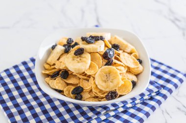 muz, Kuru üzüm ve süt ile tahıl 