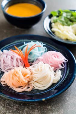 erişte ile balık köri sos ve sebze