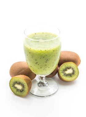 kiwi smoothie beyaz arkaplanda