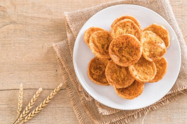 kurutulmuş rendelenmiş domuz etinin pirinç kraker