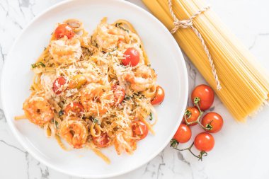 Spagetti karides, domates, fesleğen ve peynir ile 