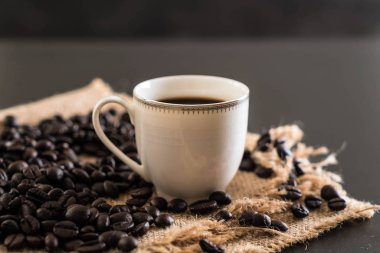 Kahve fincanı ve fasulye