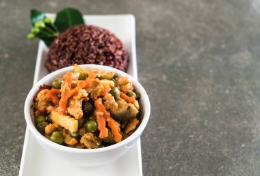 Domuz eti ve berry pirinç Panaeng köri