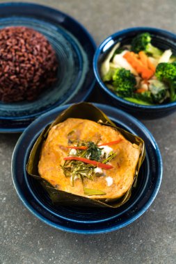 Haşlanmış balık köri ile yapıştırın ve pirinç berry