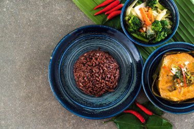 Haşlanmış balık köri ile yapıştırın ve pirinç berry