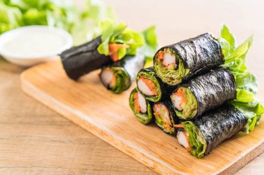 Yosun Salata rulo Yengeç sopa ile