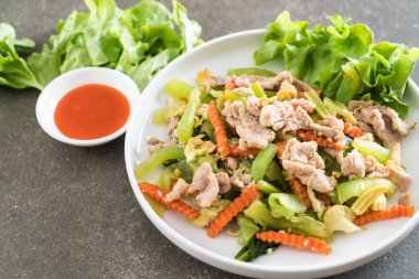 Tavada kızartılmış Shanghai Noodle domuz eti ile