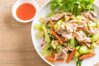 Tavada kızartılmış Shanghai Noodle domuz eti ile