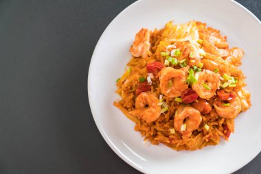 Kore baharatlı sos ve karides kızarmış pilav