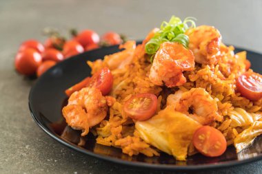Kore baharatlı sos ve karides kızarmış pilav