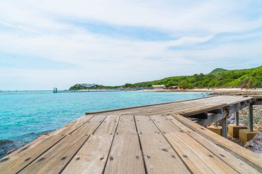 Güzel tropikal beach Koh Larne Patta içinde adlı ile tahta köprü
