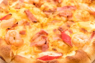 Beyaz arka plan üzerinde izole pizza hawaiian deniz ürünleri 