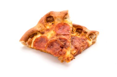 Beyaz zemin üzerine ev yapımı biberli Pizza 