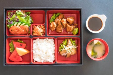 kızarmış tavuk bento koymak