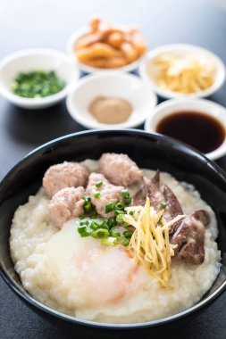 domuz eti ve yumurta ile pirinç lapası