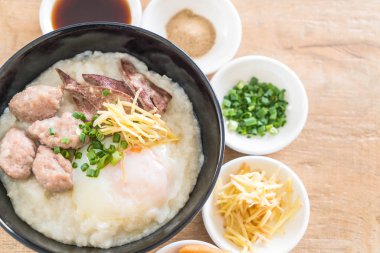 domuz eti ve yumurta ile pirinç lapası