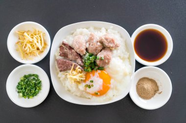 domuz eti ve yumurta ile pirinç lapası