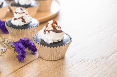 krem şanti ile çikolatalı kek