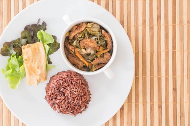 Çin sebze güveç ve tofu berry pirinç 