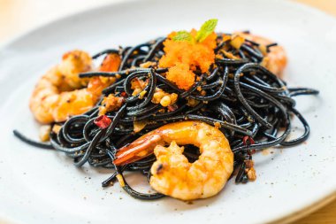 siyah spagetti karides