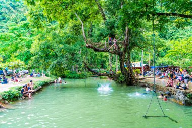Vangvieng, Laos 13 Mayıs 2017: Turist Blue Lagoon tadını çıkarın