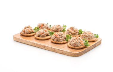 ton balıklı salata kraker ile