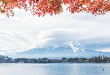 Dağ Fuji San ile bulutlu 
