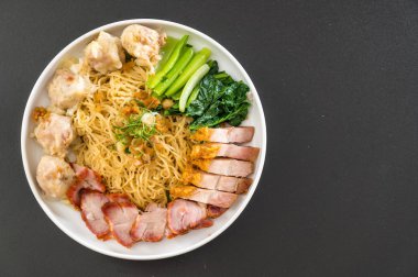 Yumurta noodle kırmızı kızarmış domuz, gevrek domuz eti, köfte ve çorba ile 